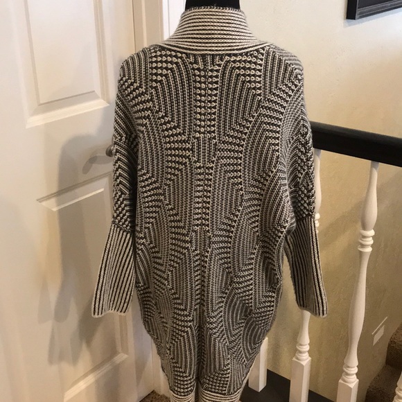 Adorable Aeropostale sweater! 🖤 - Picture 3 of 8